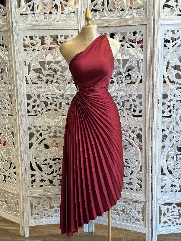 Sleeveless Women Dress in Bright Colors for Summer PartiesBurgundy Pleated One Sleeve Cutout Dress - No Estira, Not Stretchy