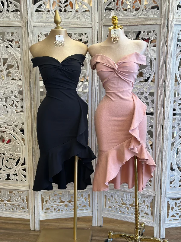 Halter Neck Women Dress to Show Off the Shoulders and NecklineRuffle Knotted Off Shoulder Dress -Estira Poco, Slightly Stretchy